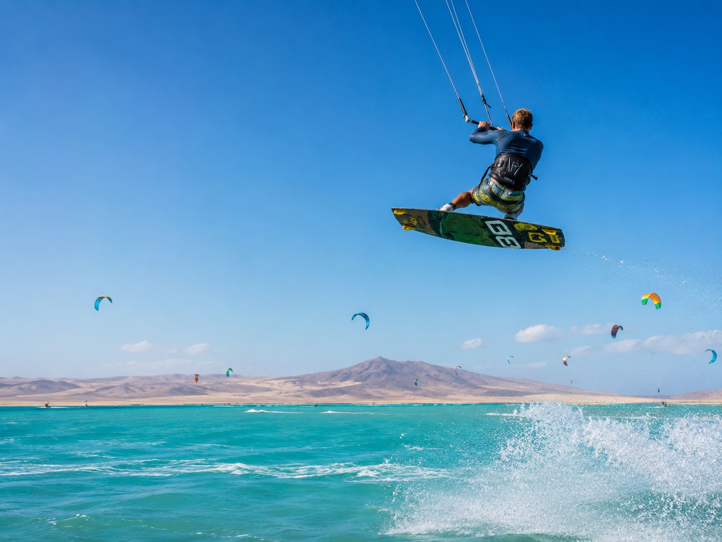 Kitesurfer an der Lagune von Playa de Sotavento auf Fuerteventura